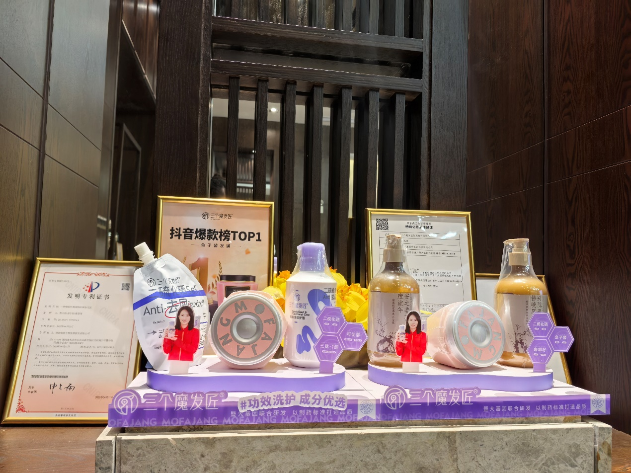 鑫莹荣医药科技工厂迎来大批参观者，探秘防脱养发背后的科技力量
